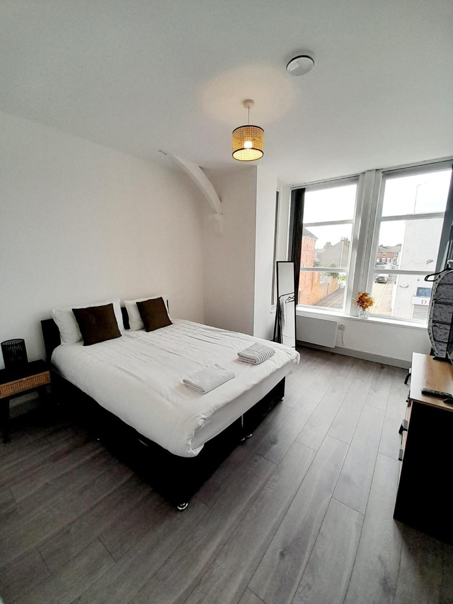 1 & 2 Bed Apartments - Desborough, Kettering, Family, Wifi, Parking Kültér fotó